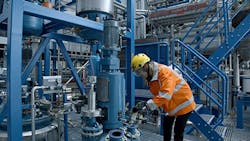 VTT-working-at-chemistry-pilot-10-copy VTT-working-at-chemistry-pilot-10-copy