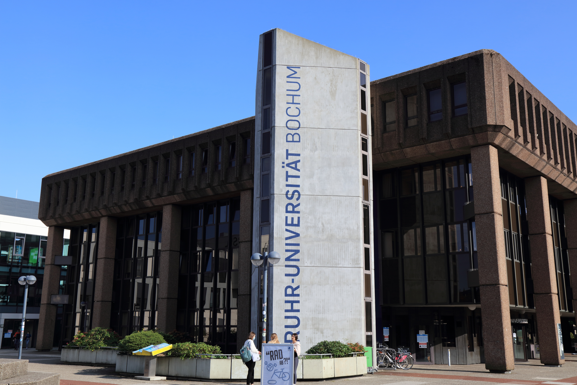 Shutterstock 2212999307