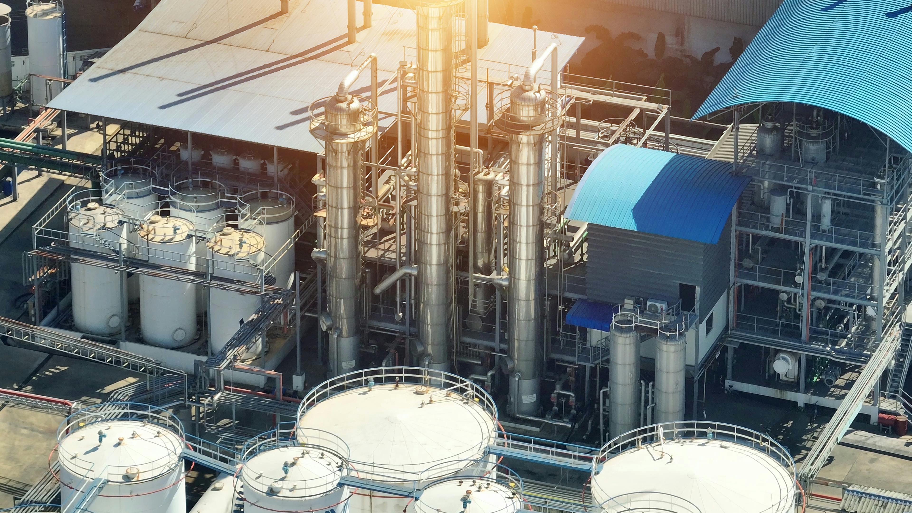 This refinery turns oil and plant stuff into clean fuels like diesel and biodiesel, which are better for the environment.