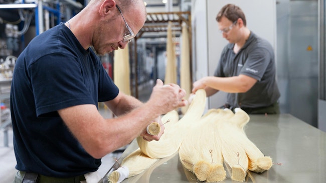 workers producing gas separating membranes with holow-fiber technology