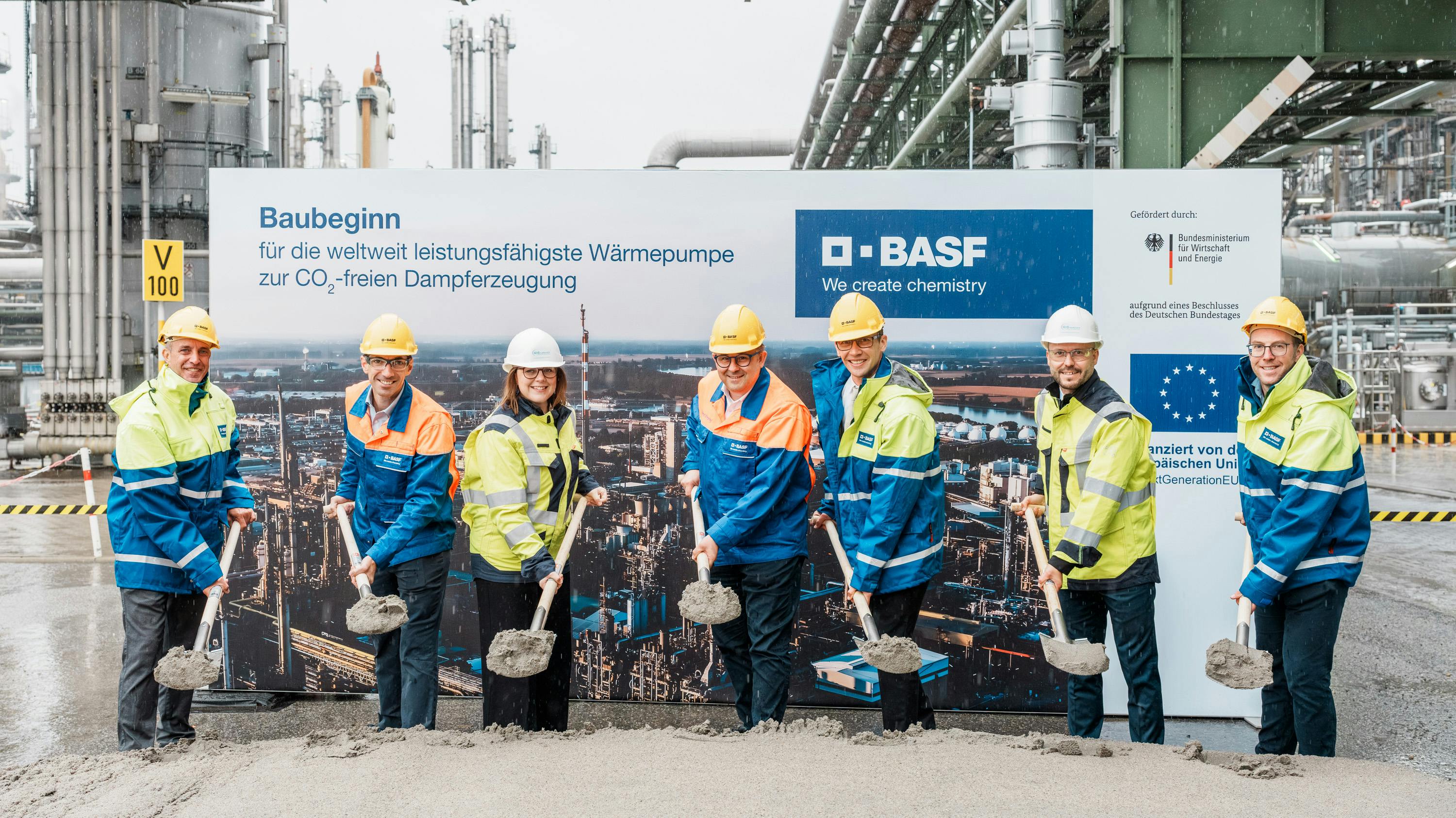 (f.l.t.r.): Alexander Fronz, Project manager heat pump, BASF SE, Christian Aucoin, President Global Engineering Services, BASF SE, Julia Aichhorn, General Manager GIG Karasek, Helmut Winterling, President European Verbund Sites, BASF SE, Peter Menck, Head of the Department for Funding Programs for the Decarbonization of Industry and for Climate Protection Agreements at the Federal Ministry for Economic Affairs and Energy, Andreas Schnitzhofer, General Manager GIG Karasek, Tim Lerch, Project manager heat pump, BASF SE.