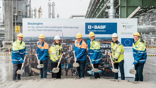 (f.l.t.r.): Alexander Fronz, Project manager heat pump, BASF SE, Christian Aucoin, President Global Engineering Services, BASF SE, Julia Aichhorn, General Manager GIG Karasek, Helmut Winterling, President European Verbund Sites, BASF SE, Peter Menck, Head of the Department for Funding Programs for the Decarbonization of Industry and for Climate Protection Agreements at the Federal Ministry for Economic Affairs and Energy, Andreas Schnitzhofer, General Manager GIG Karasek, Tim Lerch, Project manager heat pump, BASF SE.