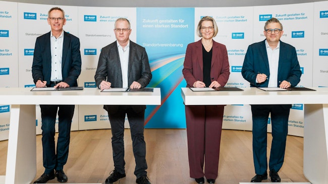 From left: Dr. Marc Heider (Chair of the Spokesperson Committee of Executive Employees, BASF SE), Sinischa Horvat (Chair of the Works Council, BASF SE) Dr. Katja Scharpwinkel (Member of the Board of Executive Directors and Industrial Relations Director, BASF SE) Dr. Helmut Winterling (President European Verbund Sites, BASF SE) during the symbolic signing of the new site agreement.