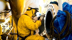 Employees inspect by taking photographs of internal pressure tanks in confined spaces. Employees inspect by taking photographs of internal pressure tanks in confined spaces.