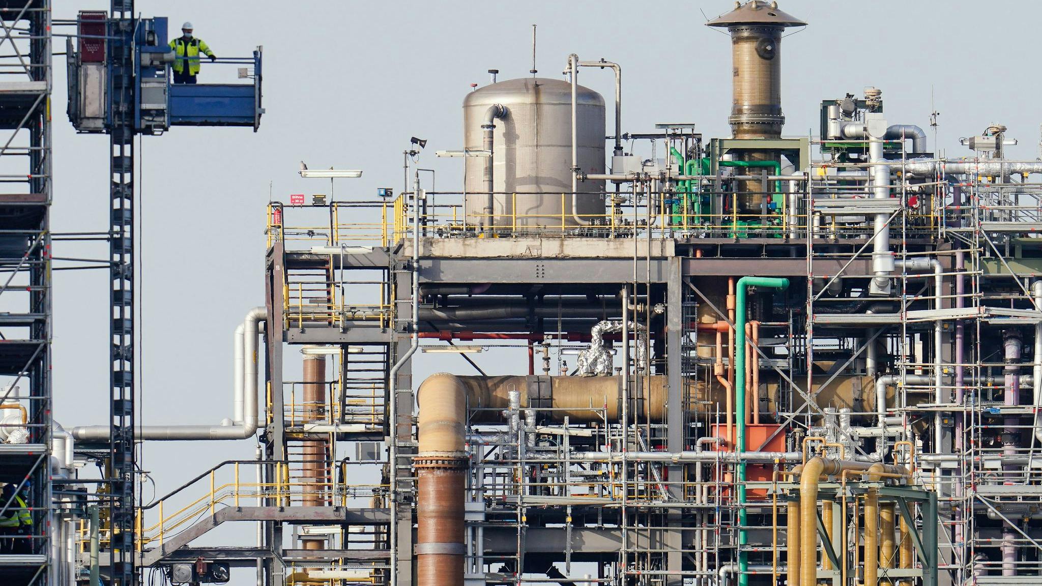A worker rides in an elevator beside buildings on the premises of the chemical company BASF. (zu dpa: &laquo;Soaring energy costs weighing on Germany's energy-intensive industries&raquo;) (Uwe Anspach/dpa/TNS)