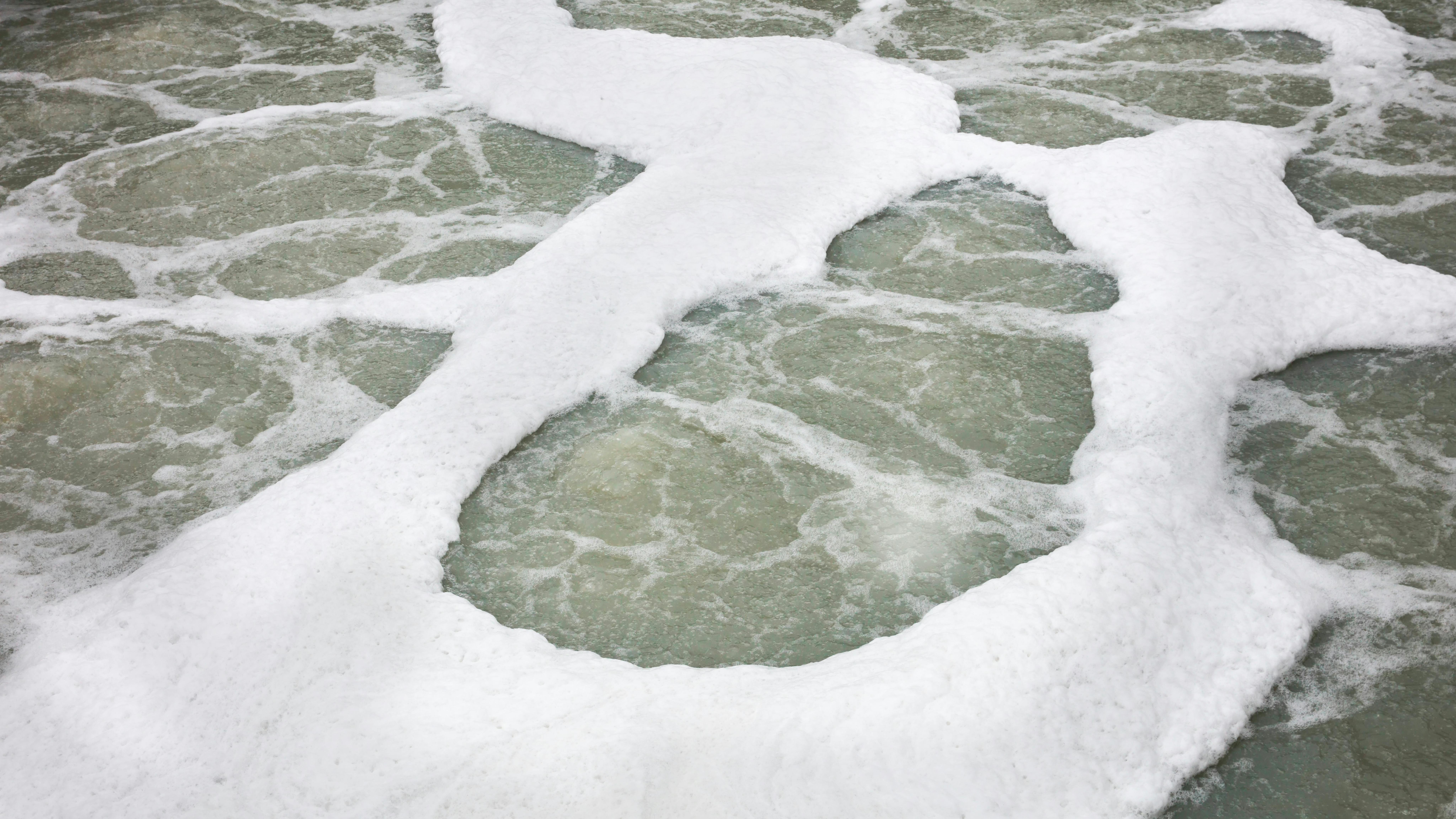Water bubble and foam in water treatment tank