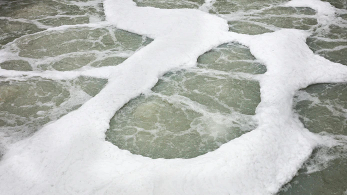 Water bubble and foam in water treatment tank