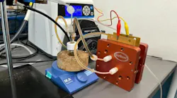 The team’s device uses a solid-liquid interface for stable, membrane-free operation. The CO2 feed (left) enters the system and is captured by the membraneless cell (right) to enable carbon capture.