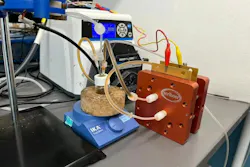 The team’s device uses a solid-liquid interface for stable, membrane-free operation. The CO2 feed (left) enters the system and is captured by the membraneless cell (right) to enable carbon capture.